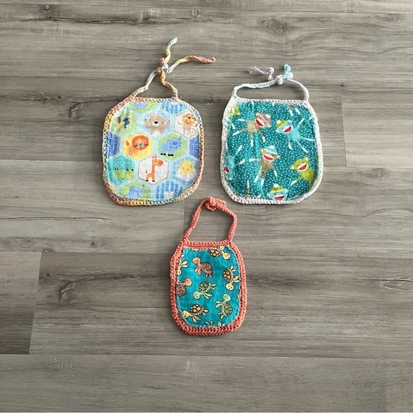 New Crochet Cotton Bibs with Pockets/Plastic Spoons & Flannel Backing (Set of 3) - Picture 4 of 14